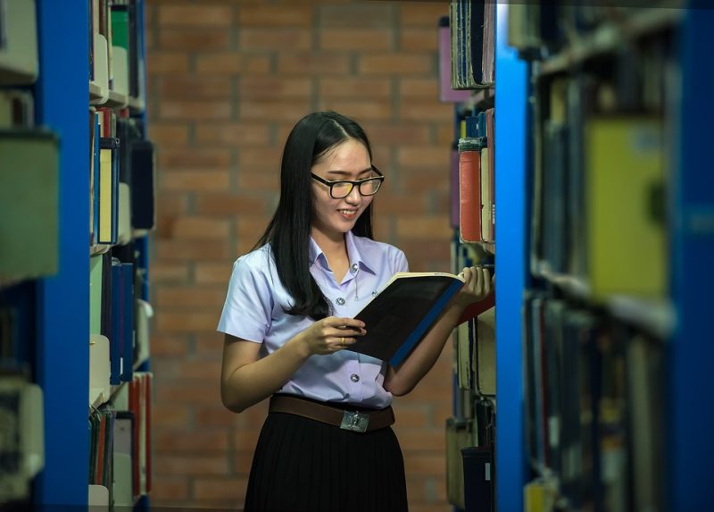 図書館で本を読む女性